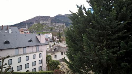 Apartment with Mountain View