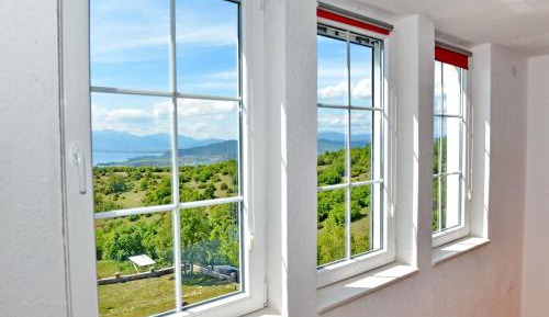 Deluxe Two-Bedroom Apartment with Lake View