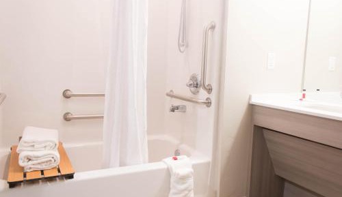Queen Room - Disability Access/Non-Smoking