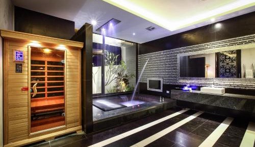 Room C with Private KTV Room and Garage (Check-in after 18:00)