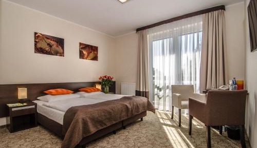 Twin Room with Partial Lake View 