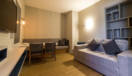 Deluxe Apartment with One King Bed