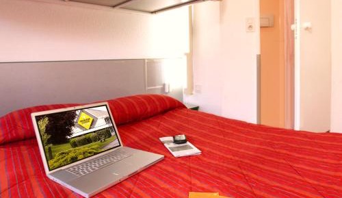 Triple Room with 1 Double Bed and 1 Single Bed