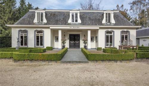 Bungalow with Garden View