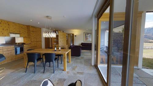 Apartment with Mountain View