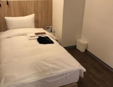 Single Room with Private Bathroom (Male Only)