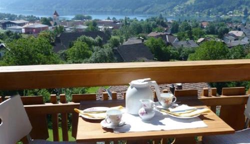 Apartment with Balcony and Lake View