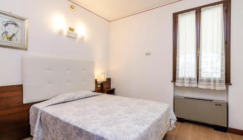 Single Room with Queen Bed