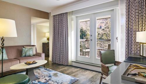 Executive King Suite with Mountain View