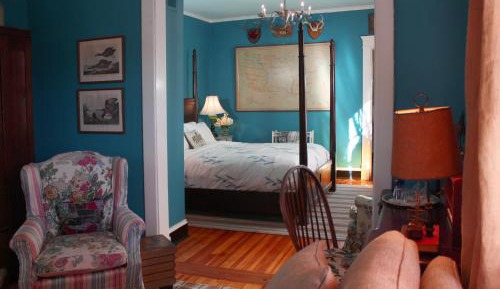 Deluxe Queen Suite
