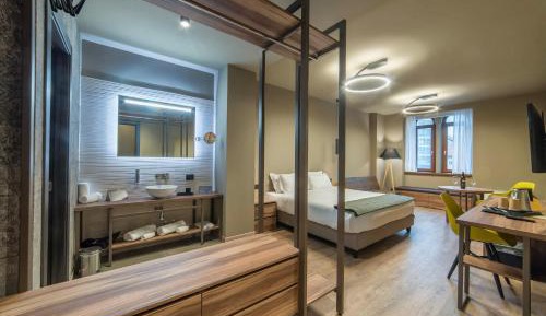 Large Double Room with Private Bathroom with City View