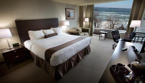 Tower Room River View One King Jacuzzi Suite 