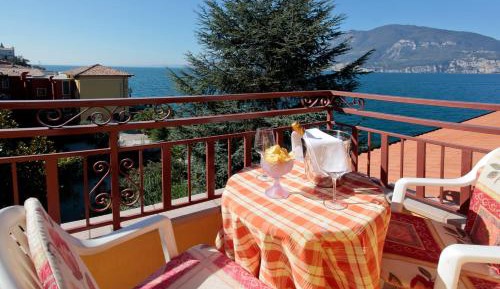 One-Bedroom Apartment with Garden View and  Partial Lake View
