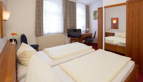 Double or Twin Room (1 Adult)