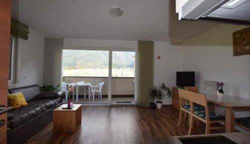 Apartment with Mountain View