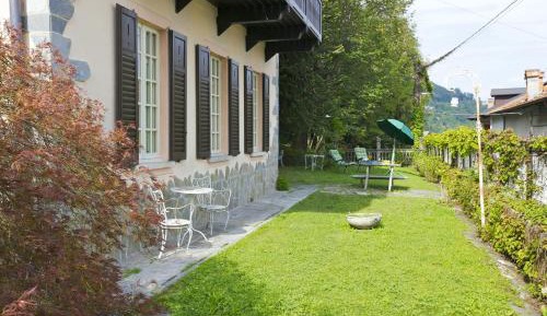 Four-Bedroom House with Garden and Lake View