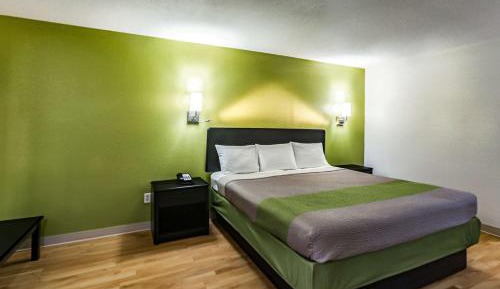 Deluxe King Room - Non-Smoking