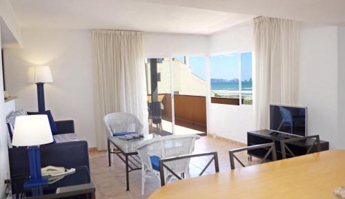 Two-Bedroom Apartment with Sea View (4 Adults)