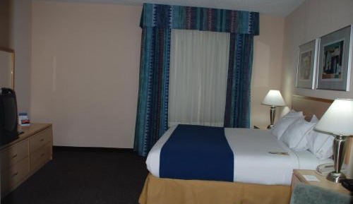 King Suite with Roll-In Shower - Disability Access