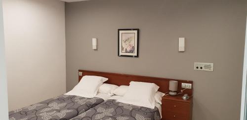 Twin Room (interior)