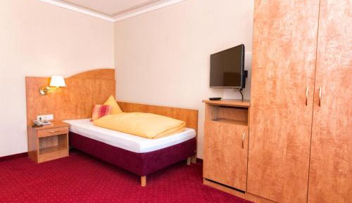 Single Room Plus (en-suite)