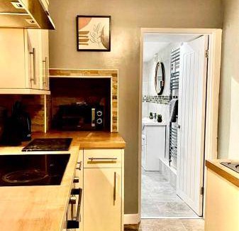 Abertillery House | Cozy 3-Bedroom House with Kitchen for 4 Guests