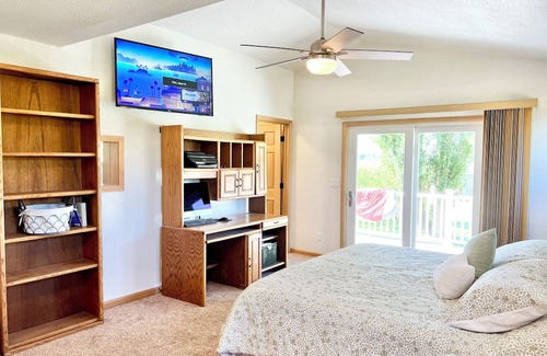 Salmon House | Scenic Mountain Retreat on Private Culdesac with 360 Views