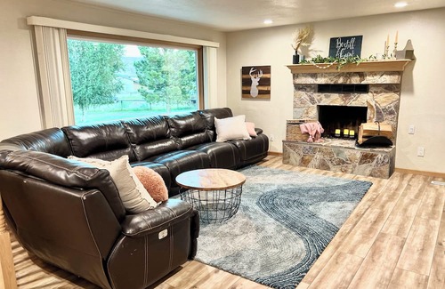 Salmon House | Scenic Mountain Retreat on Private Culdesac with 360 Views