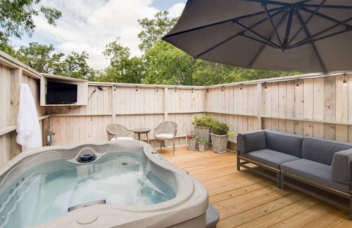 Fredericksburg Apartment | Hot Tub, King Bed, Walk to Main, Luxe Bath - No. 3