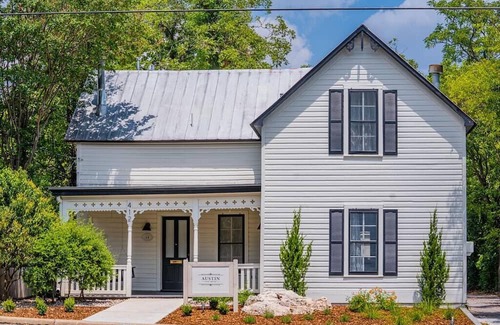Fredericksburg Apartment | Hot Tub, King Bed, Walk to Main, Luxe Bath - No. 3