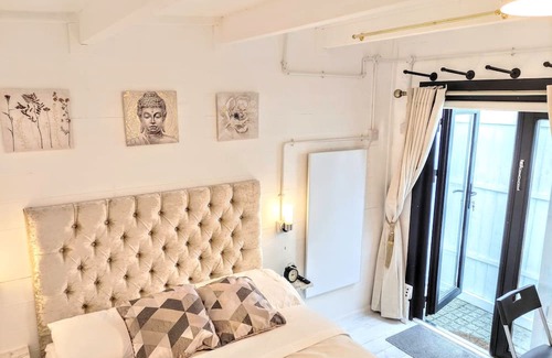 Phibsborough House | Cozy Retreat: The City Centre Tiny House with Pool & Spa
