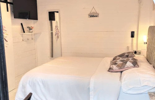 Phibsborough House | Cozy Retreat: The City Centre Tiny House with Pool & Spa