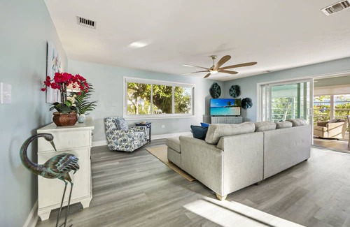 Little Torch Key House | Tropical Oasis! Private pool, outdoor bar, quick ride to Atlantic!
