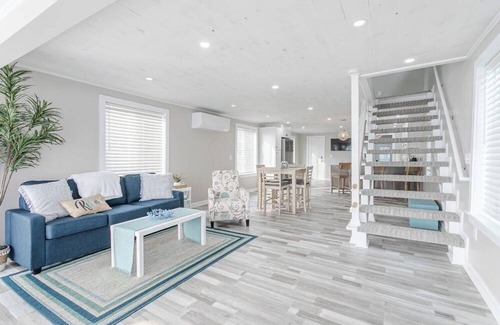 Wolcott House | Serene Bayfront Retreat with Pool and Ocean Views