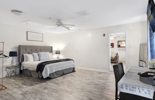 Dickinson House | Cozy Cottage Near Kemah Boardwalk with Ocean Views