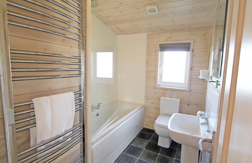 Alford Cabin | Cozy Lodge with Spa, Kitchen & Hot Tub for Your Getaway