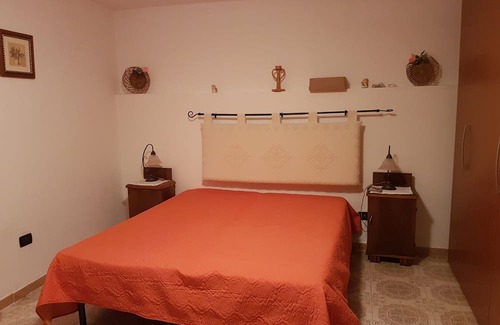 Villanova Monteleone House | Historic Center Rooms with Private Bathrooms Near Bus Stop