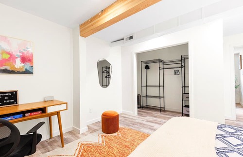 Richmond Apartment | Stylish Loftium 1 BR Suite with Kitchen in Richmond