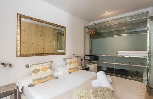 Sant Gervasi Apartment | Elegant My Space Barcelona Apart with Private Terrace