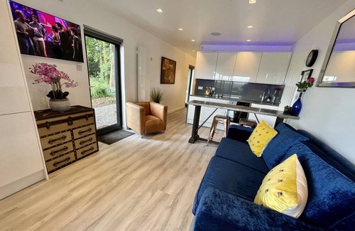 Bristol House | Luxury Lodge close to Clifton Suspension Bridge, hot tub. Sleeps 2 people.