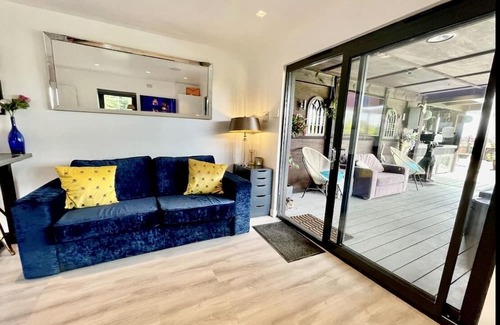 Bristol House | Luxury Lodge close to Clifton Suspension Bridge, hot tub. Sleeps 2 people.