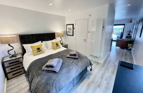 Bristol House | Luxury Lodge close to Clifton Suspension Bridge, hot tub. Sleeps 2 people.