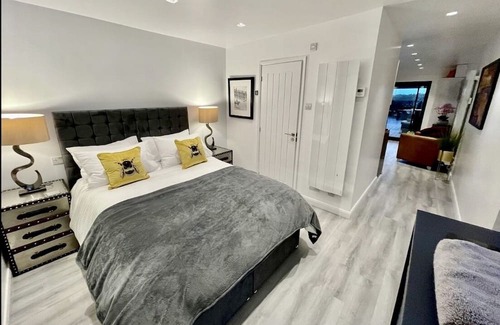Bristol House | Luxury Lodge close to Clifton Suspension Bridge, hot tub. Sleeps 2 people.