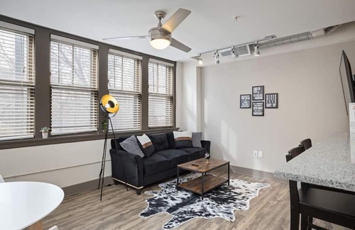 Hanover Place Apartment | ✔ Work Remote! King Bed Midtown KC ✔
