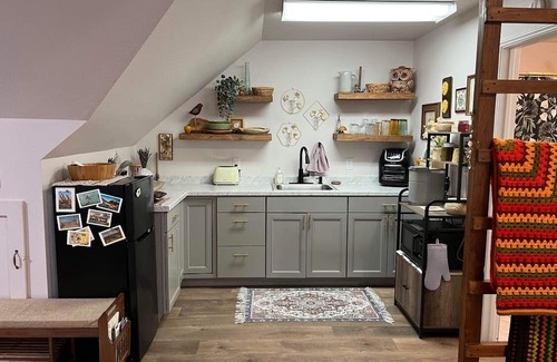 Retsil Apartment | Cozy Cottage Loft Studio with Kitchen for Two Travelers