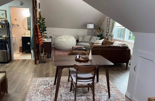 Retsil Apartment | Cozy Cottage Loft Studio with Kitchen for Two Travelers