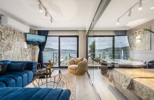 Sariyer Apartment | Elegant Mansion with Bosphorus View & Relaxing Jacuzzi