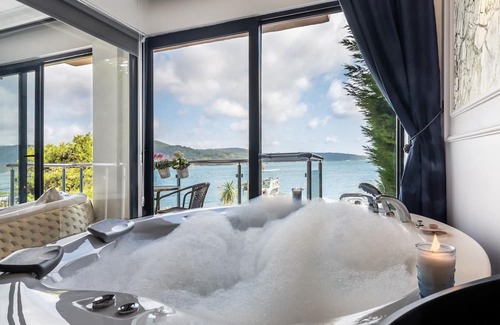 Sariyer Apartment | Elegant Mansion with Bosphorus View & Relaxing Jacuzzi