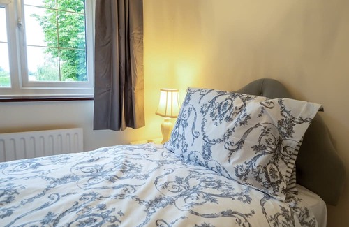 Alford Cottage | Experience Oak Cottage with Hot Tub & Parkside Charm