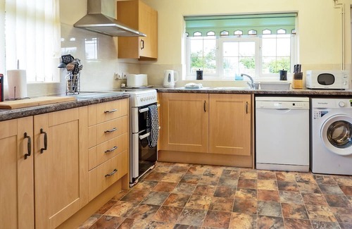 Alford Cottage | Experience Oak Cottage with Hot Tub & Parkside Charm